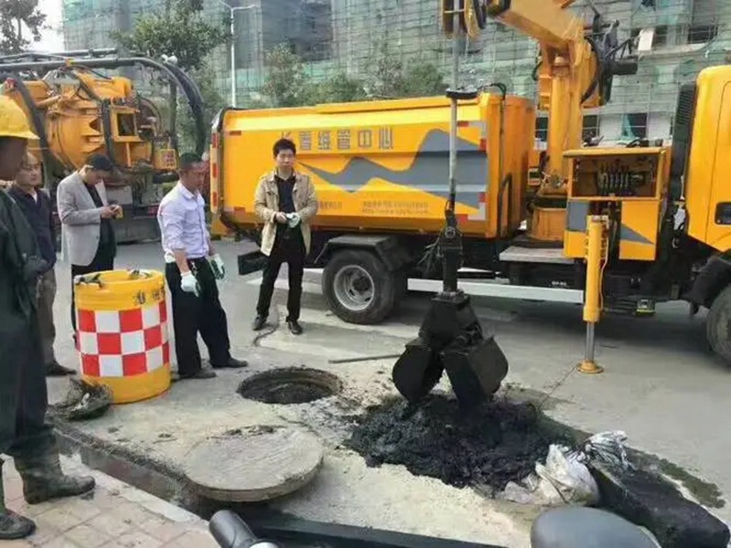 虎门街道：网格员化身“清道夫”，为民解忧疏通“堵心”化粪池