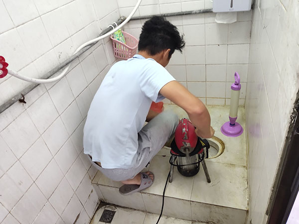 虎门肥皂掉到马桶里把马桶堵住了怎么办？马桶堵住了怎么办
