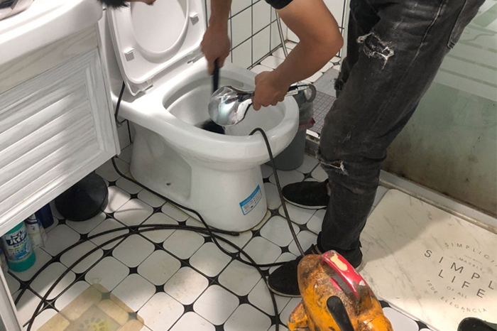 虎门马桶堵塞自己疏通还是找师傅?专业上门服务让你省时更省心